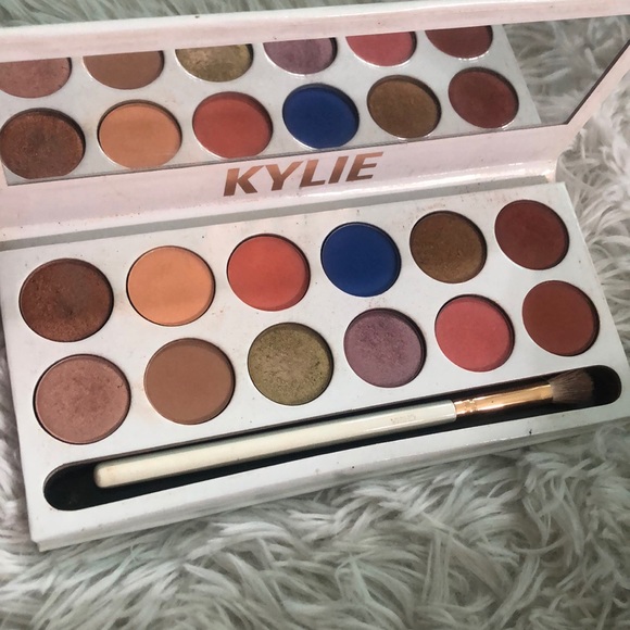 Kylie Cosmetics Eye Shadow Palette - Picture 3 of 8